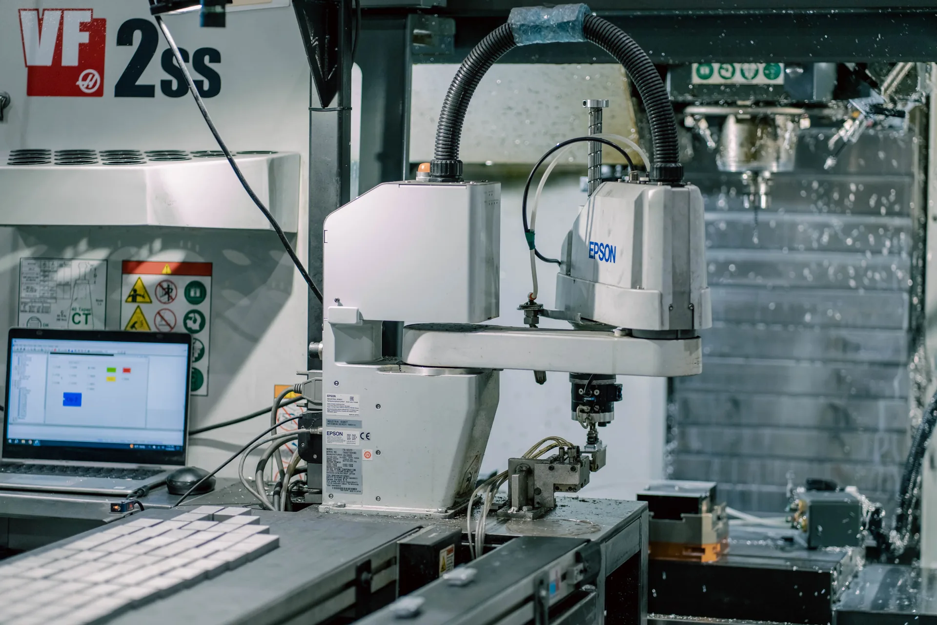 Haas VF-2SS CNC mill with robotic automation